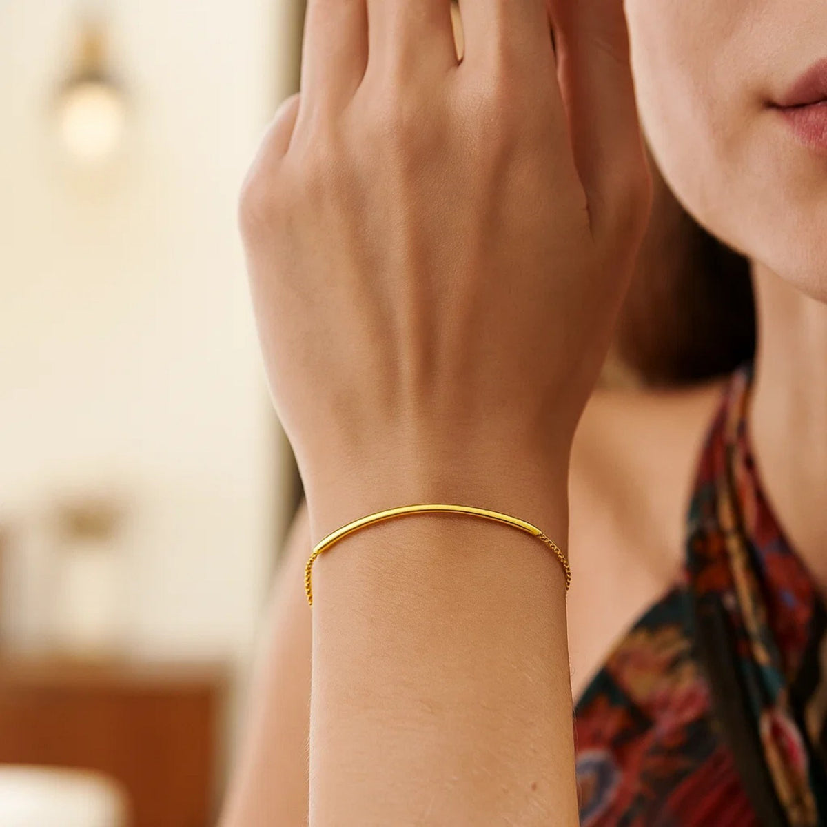 14k Yellow Gold Smooth Curved Bar Lariat Design Bracelet (0.80 mm)