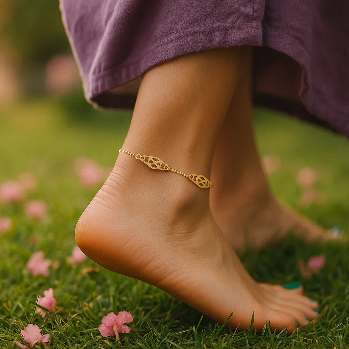 14k Yellow Gold Anklet with Fancy Diamond Shape Filigree Stations