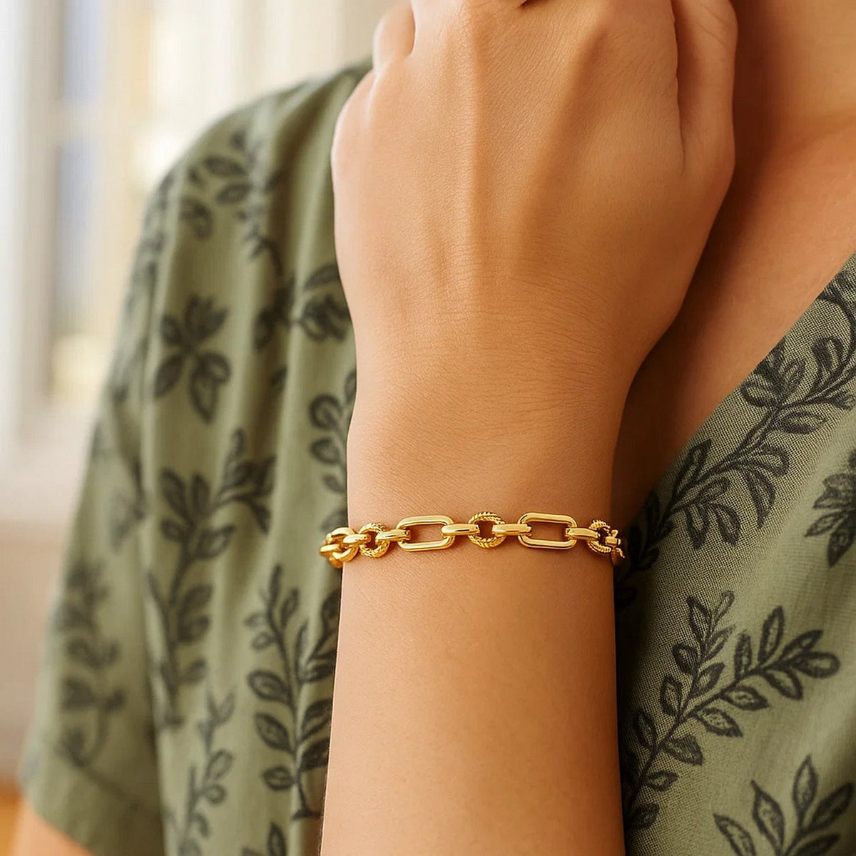 14k Yellow Gold Polished and Textured Link Bracelet (6.30 mm)