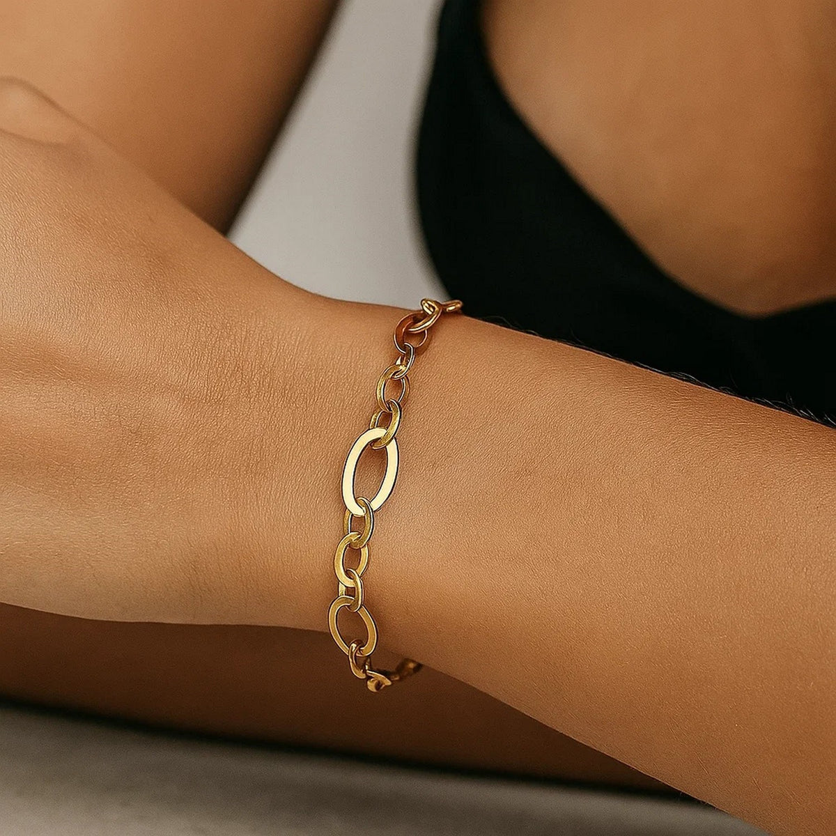 Large Flat Oval Link Bracelet in 14K Yellow Gold (7.90 mm)