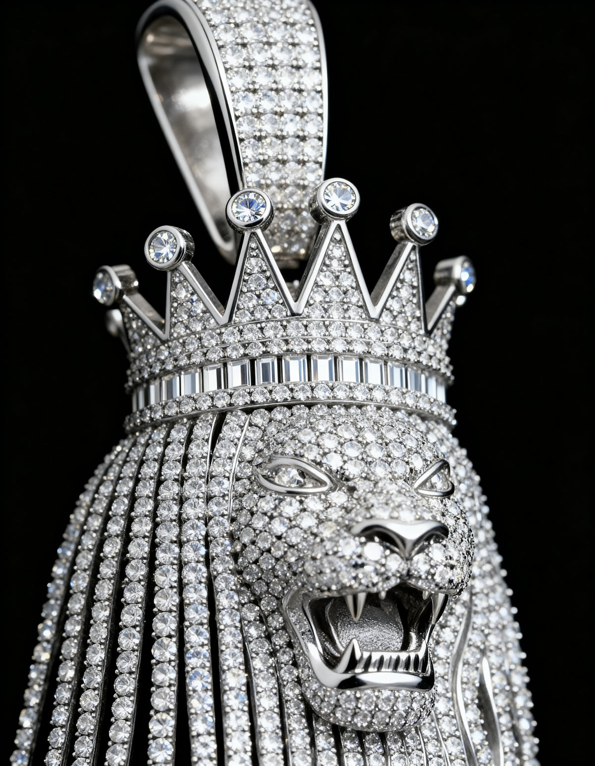 Crown Lion Pendant in 925 silver with moissanite - close-up of the pave crown, baguette band and lion face